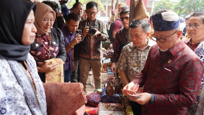 Al Haris bersama Menteri Perdagangan Zulkifli Hasan melihat produk unggulan Jambi