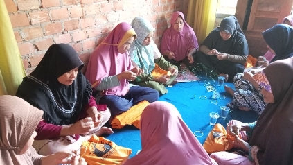 Mak Ganjar Jambi ajarkan ibu-Ibu membuat tempat permen