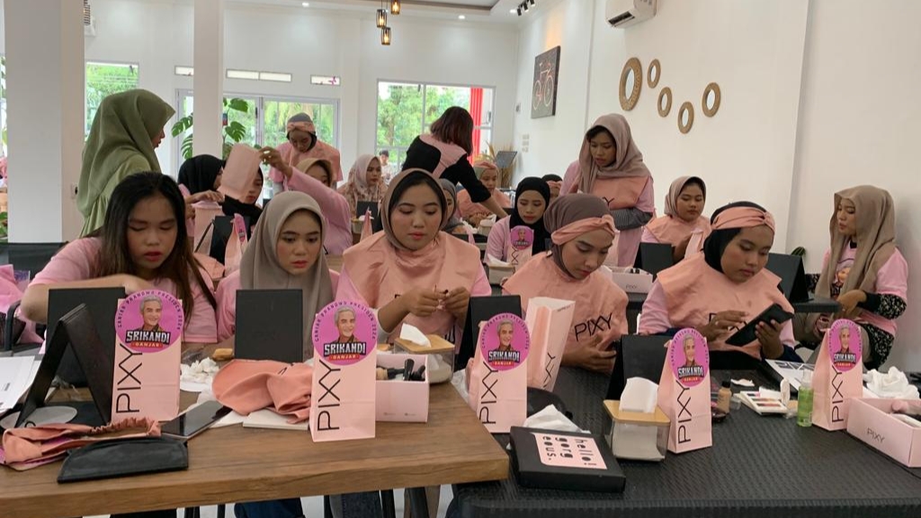 Srikandi Ganjar gelar makeup artist bareng perempuan milenial, Selasa (11/7)