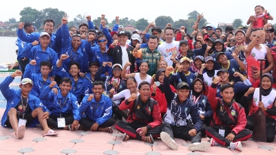 Al Haris bersama atlet dayung Porprov Jambi XXIII 