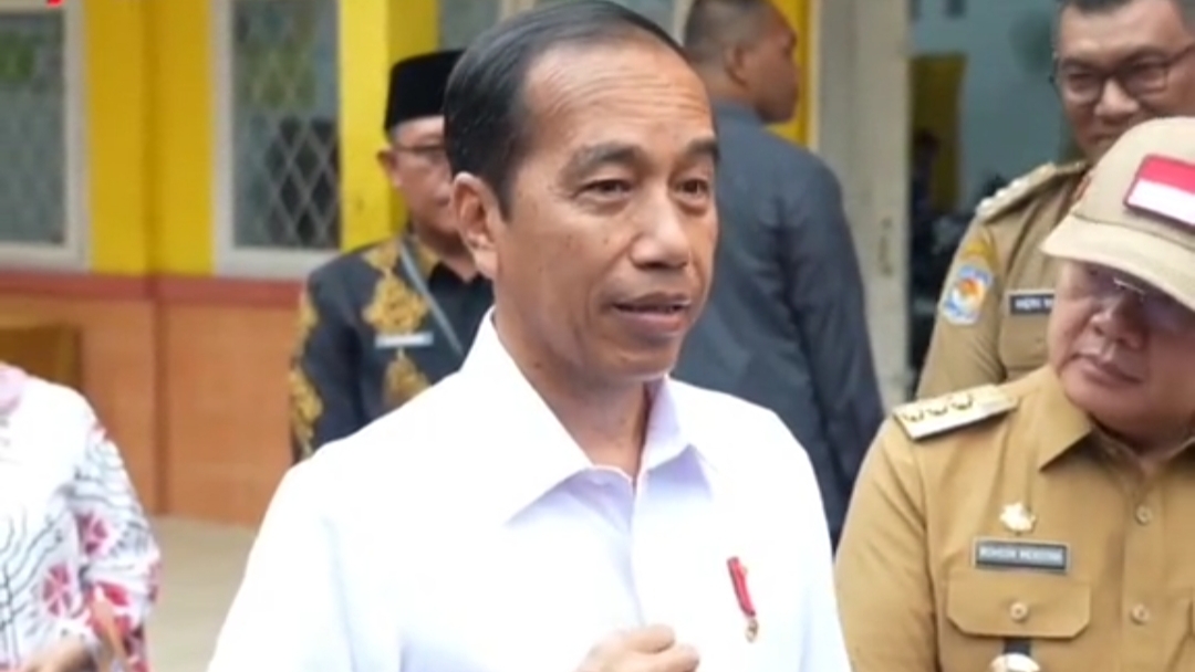 Presiden Jokowi pakai kemeja putih produksi SMKN 4 Jambi saat kunjungan ke SMKN 2 Bengkulu Tengah