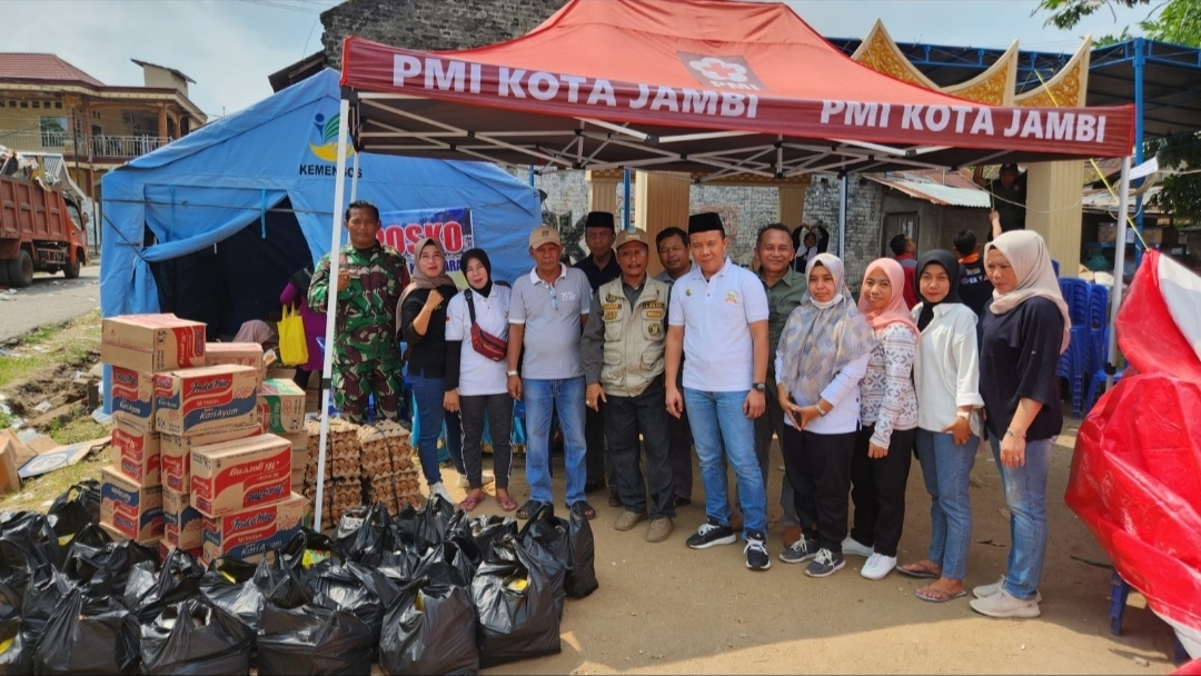 Pengelola Pasar Angso Duo Baru Jambi bantu korban kebakaran di Legok, Sabtu (29/7)