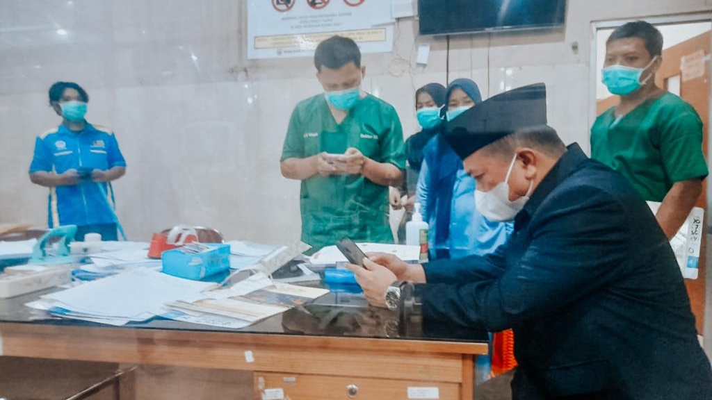 Al Haris saat sidak ke RSUD Raden Mattaher Jambi, Rabu (2/8) malam