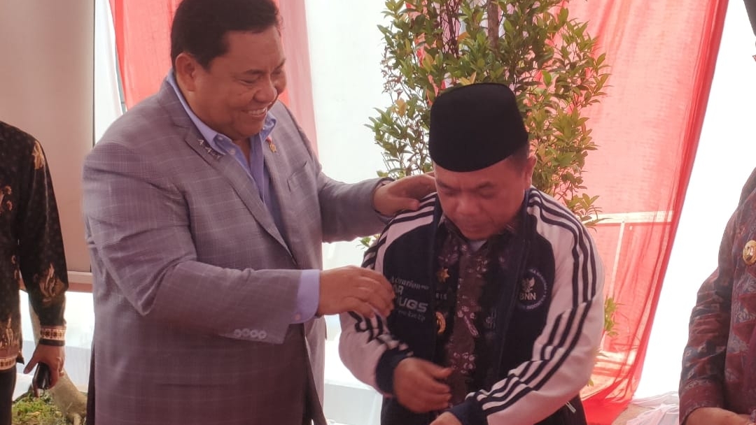 Kepala BNN RI memasangkan jaket BNN ke Al Haris, Kamis (3/8)