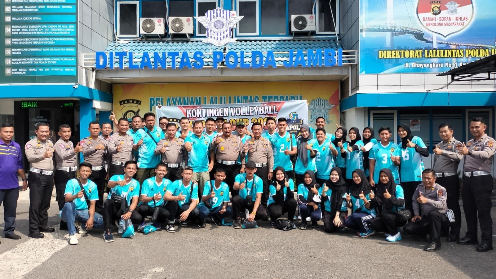 Dirlantas Polda Jambi saat lepas kontingen bola volly Polda Jambi di ajang Kapolri Cup 2023
