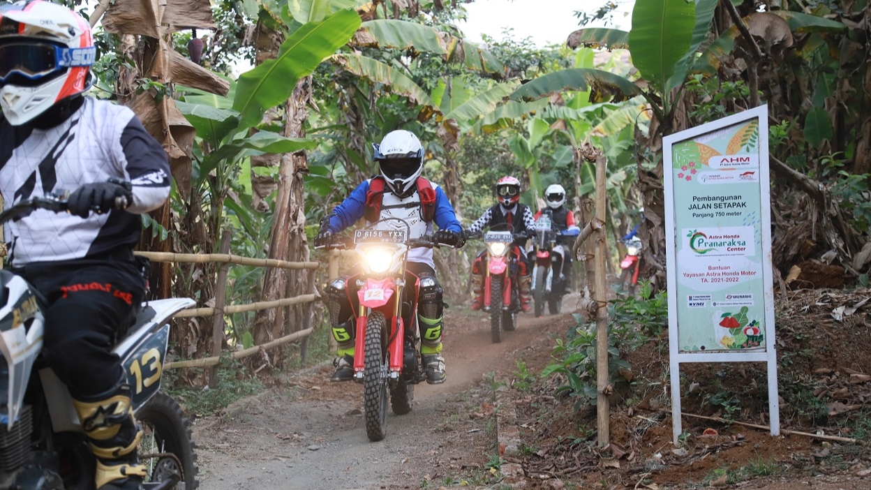 Teknik aman dan nyaman naik motor trail