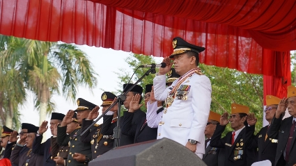Al Haris saat pimpin upacara HUT ke-78 RI di lapangan Kantor Gubernur Jambi, Kamis (17/8)