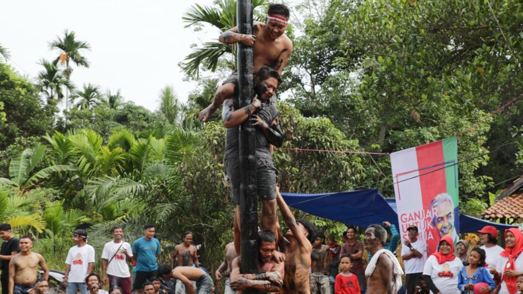 Lomba panjat pinang yang dimakan Orang Muda Ganjar Jambi