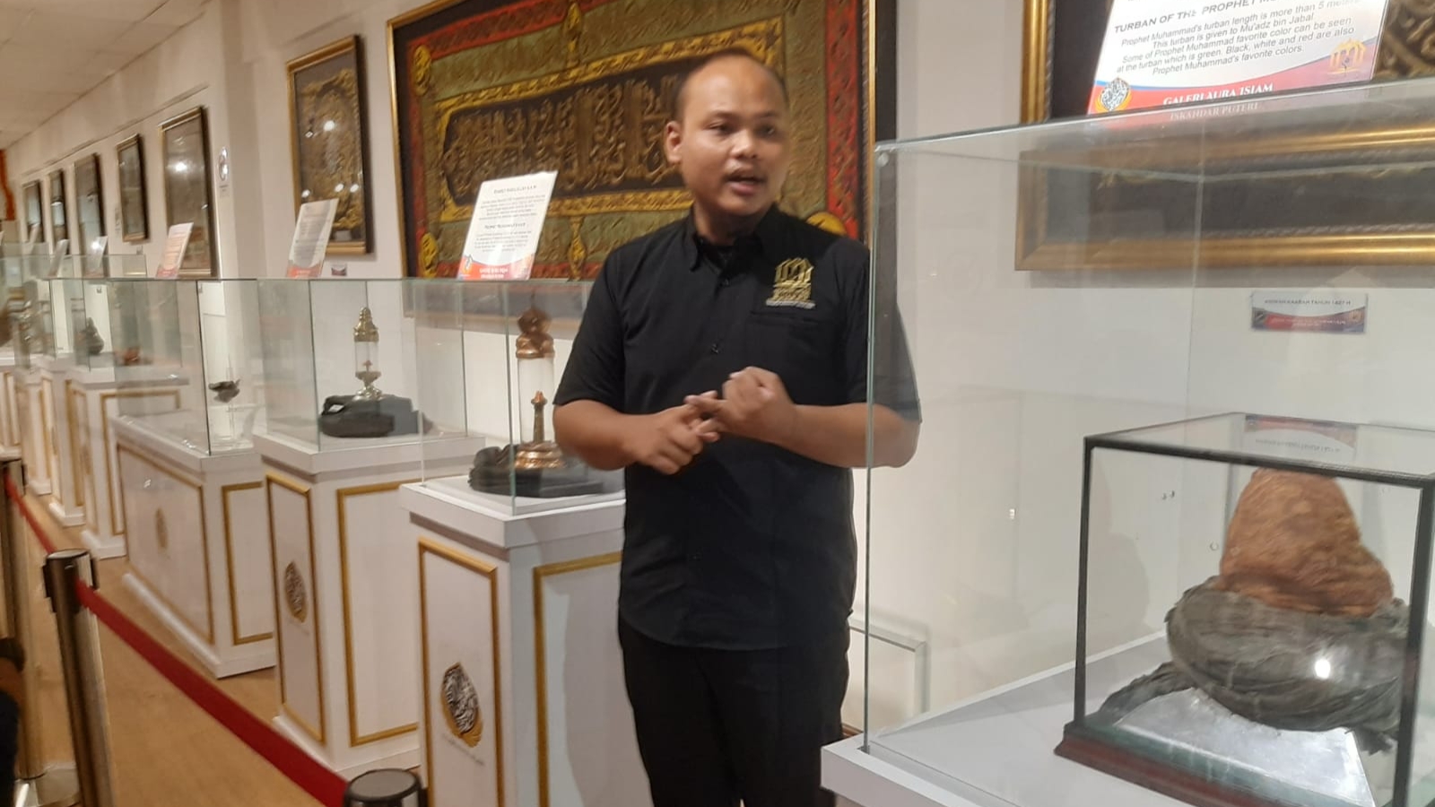 Mirun saat menjelaskan surban peninggalan Rasulullah SAW di Galeri Aura Islam, Minggu (3/9)