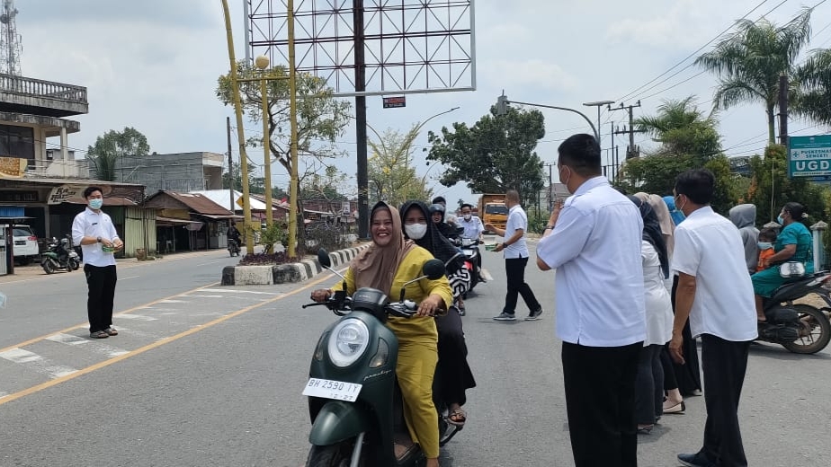 Dinkes dan pengurus SMSI Muaro Jambi bagikan masker ke pengendara yang melintas, Rabu (6/9)