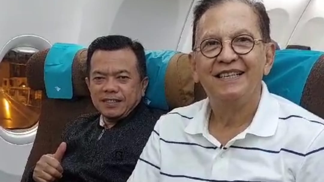 Roy Marten saat bertemu Al Haris di kelas ekonomi 