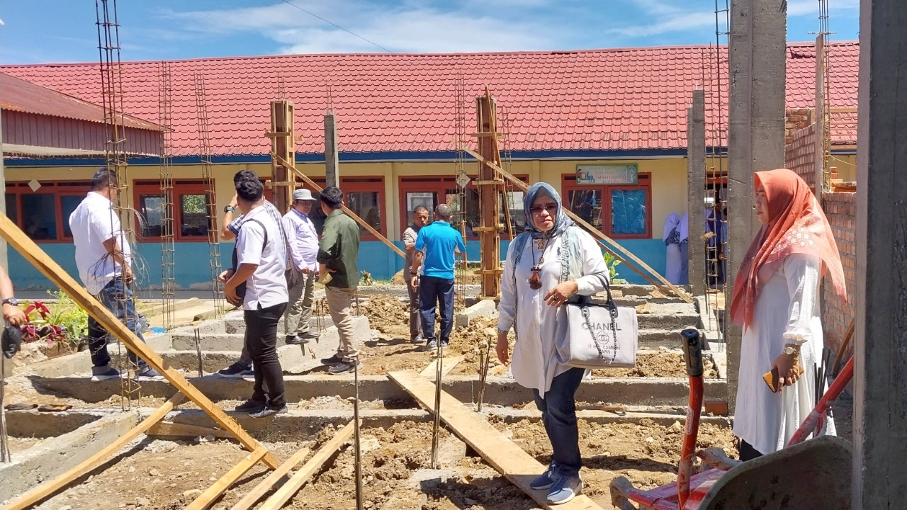 Disdik Jambi saat lakukan pengawasan pengerjaan DAK di sekolah