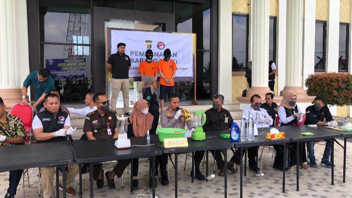 Press release pemusnahan barang bukti sabu seberat 1045,87 di halaman Mapolres Tanjab Barat 