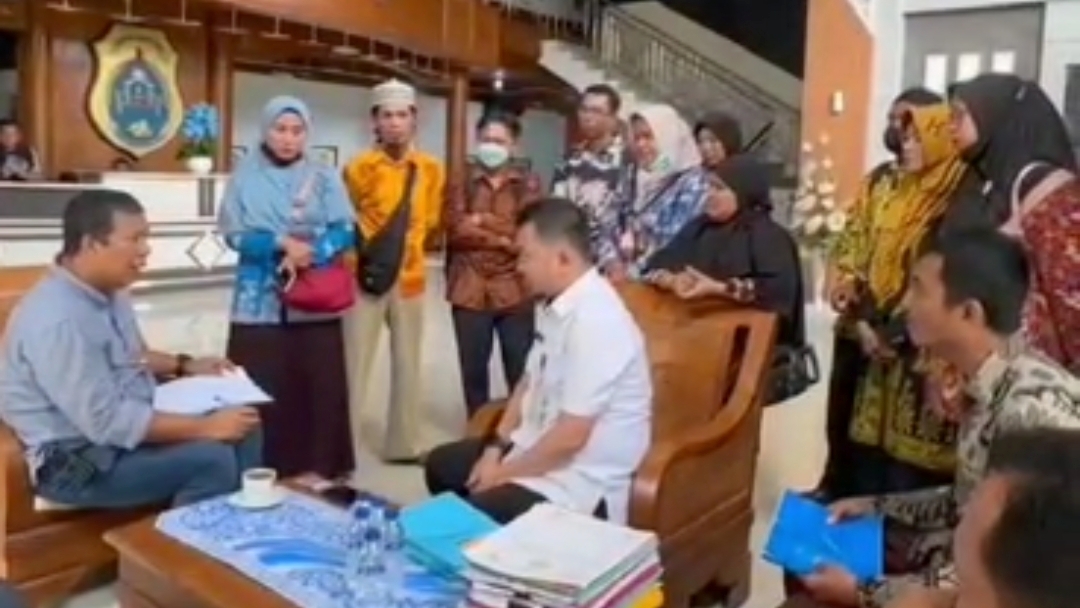 Romi saat bertemu guru honorer Tanjab Timur, Rabu (13/9) 