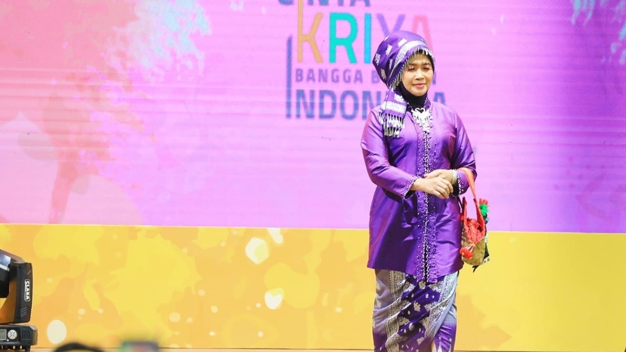 Hesti Haris tampil anggun kenakan pakaian melayu Jambi di panggung nusantara