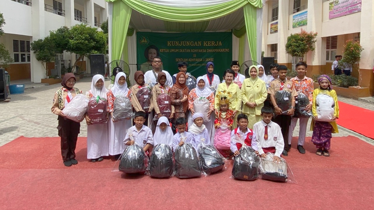 Ketua TP PKK Provinsi Jambi apresiasi siswa berprestasi sekolah Adhyaksa, Selasa (19/9)