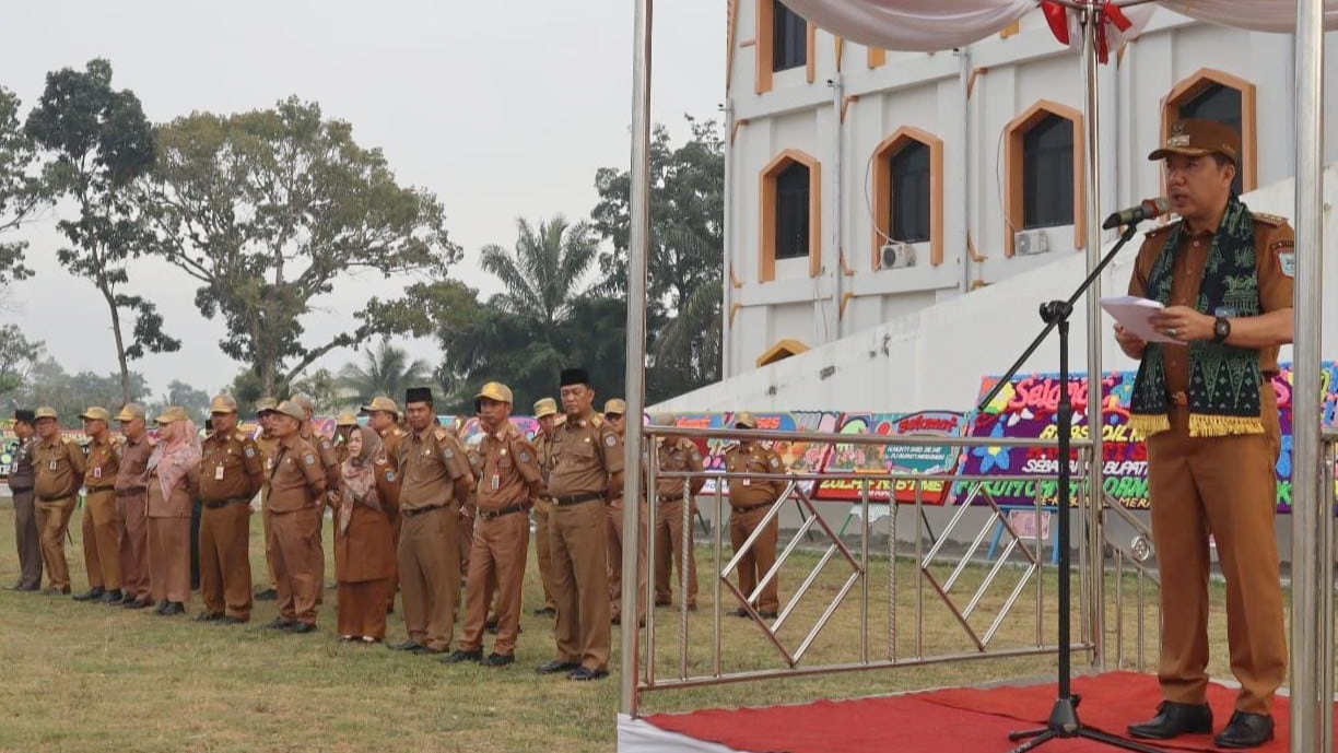Pj Bupati Mukti saat pimpin apel perdana ASN Merangin, Senin (25/9)