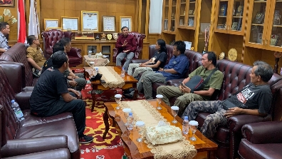 Edi Purwanto menerima perwakilan GESTUR Jambi di ruang kerjanya, Selasa malam (26/9)