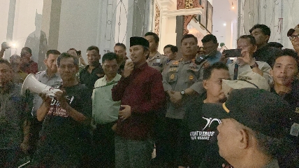 Edi Purwanto temui pendemo di depan Kantor DPRD Provinsi Jambi, Selasa malam (26/9)