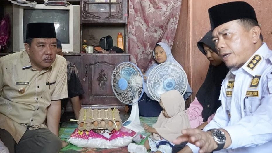 Al Haris dan Mukti Said saat berkunjung ke kediaman anak positif stunting di Pemenang 