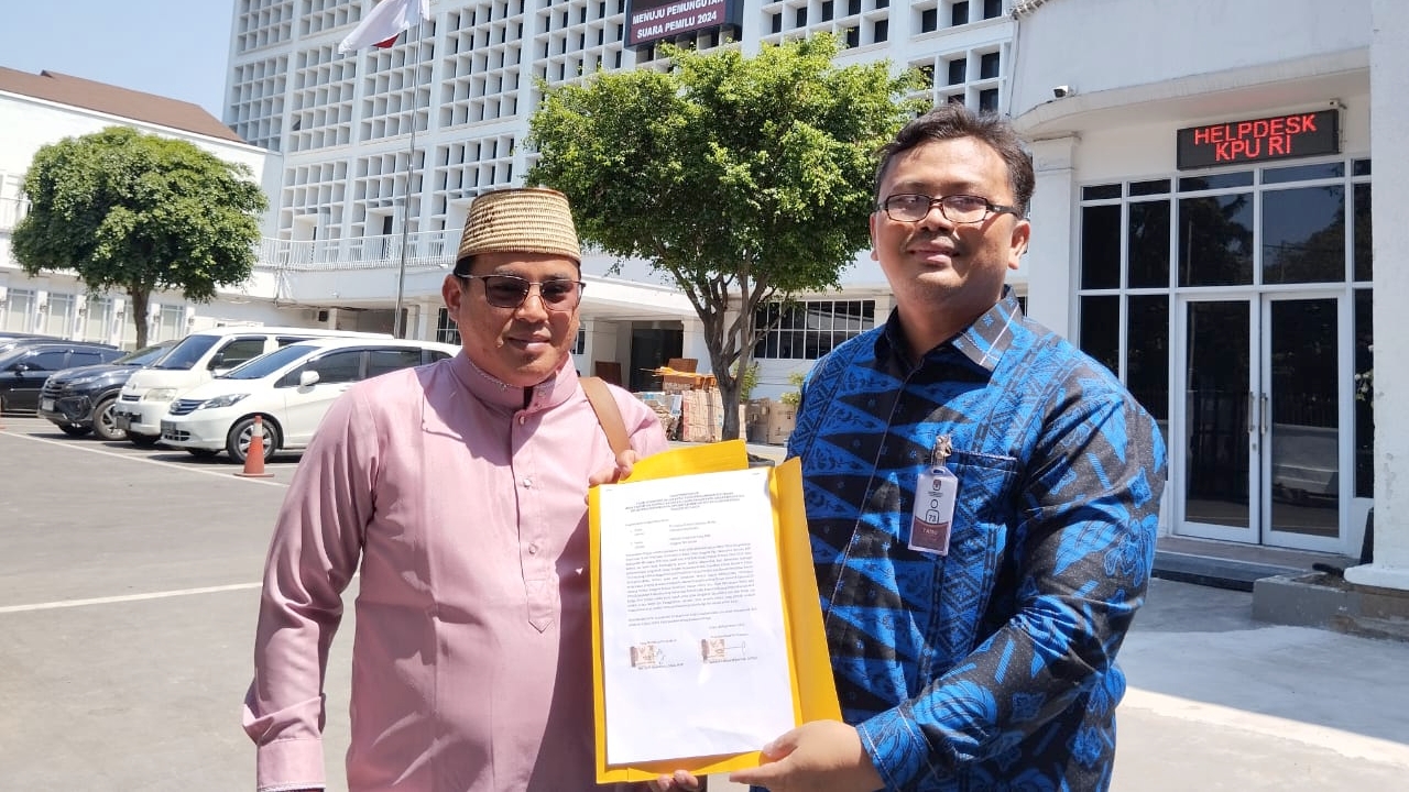 Melvin Hutabarat dan Saidina Usman saat melapor ke KPU RI