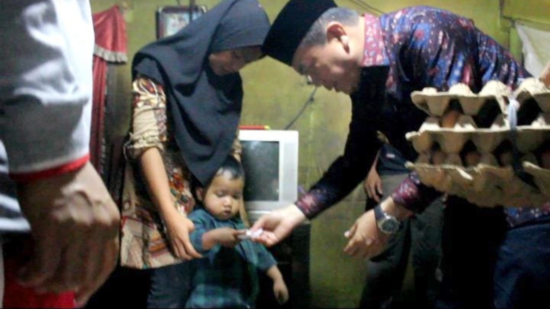 Al Haris saat kunjungi penderita stunting di Sungai Penuh, Jumat (29/9)