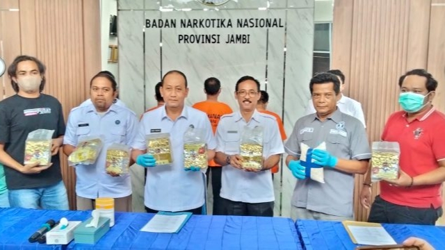 BNN Jambi menangkap tiga kurir narkoba jenis sabu seberat 10 Kilogram dan 5.000 butir pil ekastasi