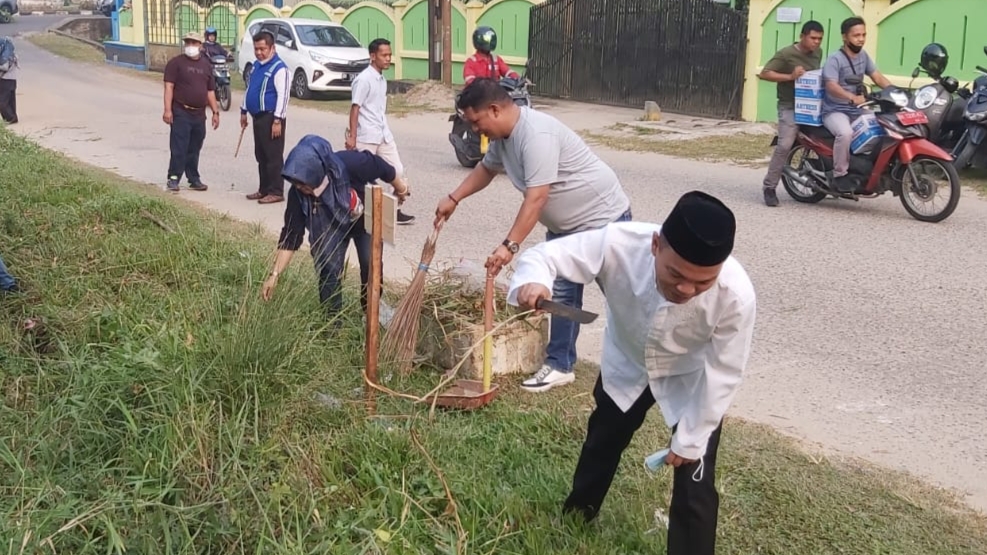 M. Umar dan Kabid GTK Disdik Jambi saat ikut berpartisipasi gotong royong di arena pembukaan STQ