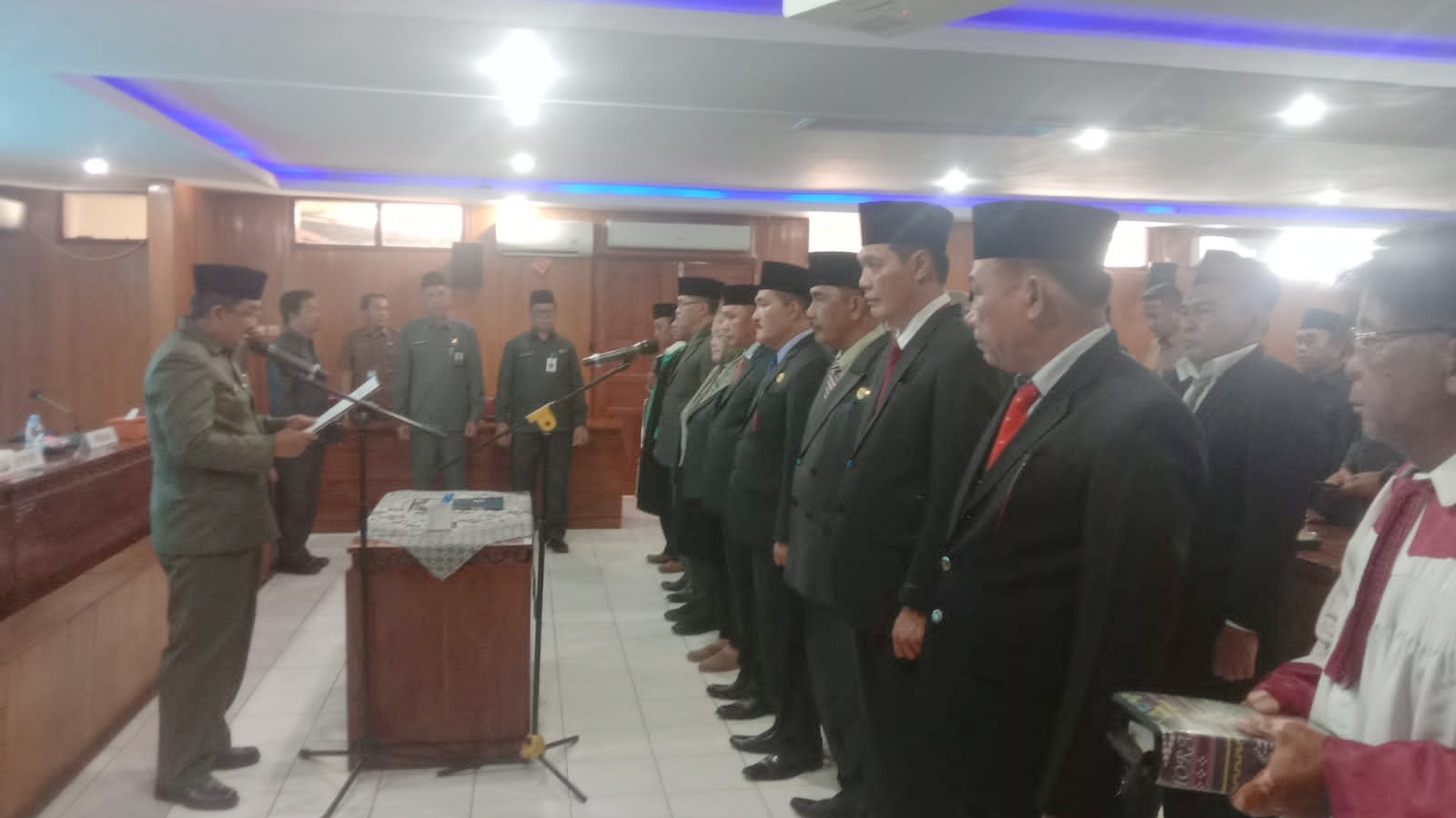 Anwar Sadat saat lantik pejabat eselon II dan III Pemkab Tanjab Barat, Senin (16/10)