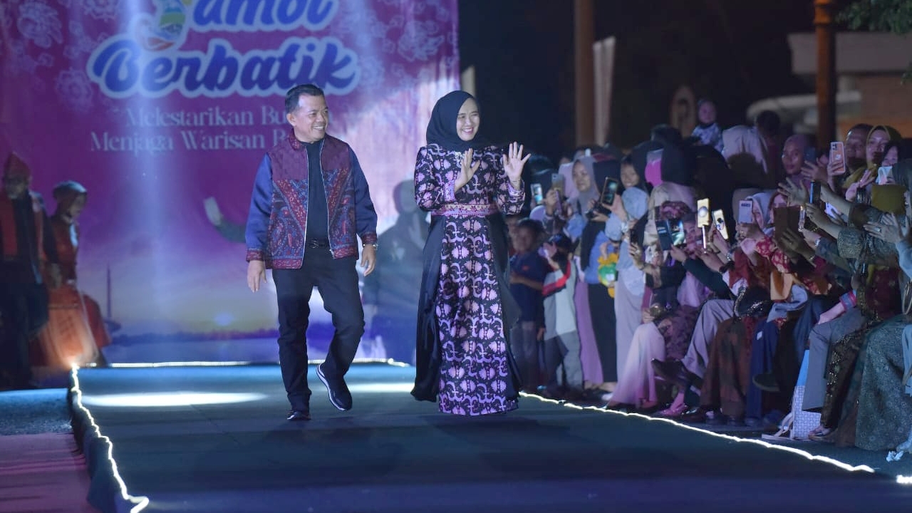 Al Haris Bersama istri saat tampil di Catwalk Jambi Berbatik, Rabu malam (25/10)