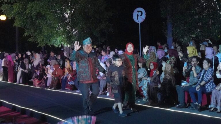 Muzakkir bersama anak dan istri saat tampil di Catwalk Jambi Berbatik, Rabu malam (25/10)