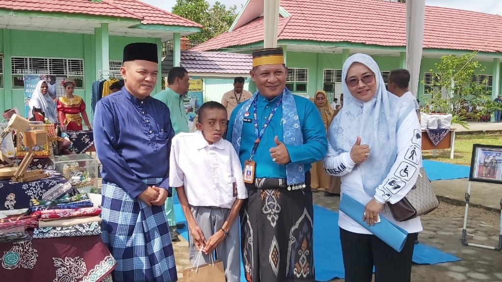 M. Umar didampingi Kabid GTK Disdik Jambi, Ilham hadiri expo SLBN Tanjab Timur, Senin (30/10)