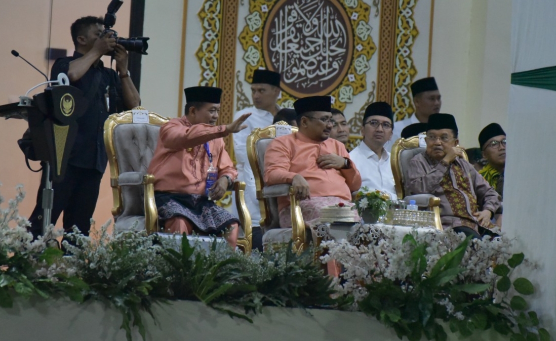 Menang Yaqut (tengah) dan Al Haris (kanan) saat pembukaan STQH ke XXVII di Jambi, Senin (30/10)