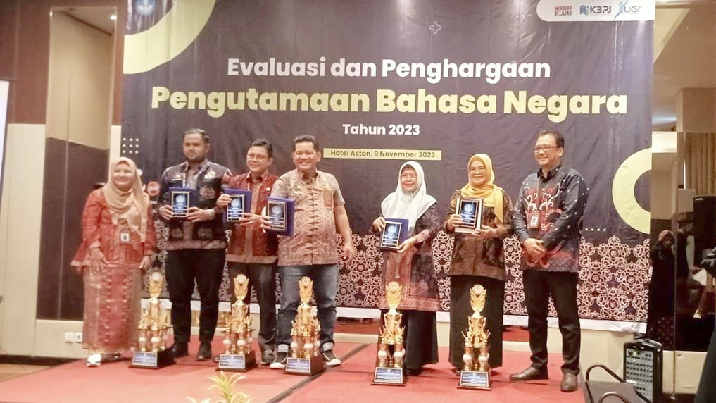 Disdik Jambi terima penghargaan OPD terbaik pengutamaan Bahasa Negara di Ruang Publik