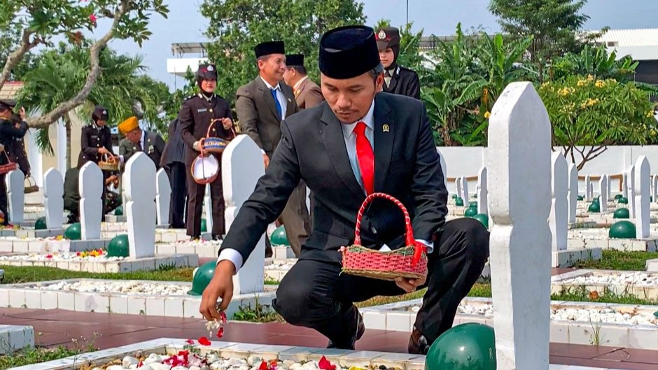 Edi Purwanto saat tabur bunga di Taman Makam Pahlawan Jambi, Jumat (10/11)