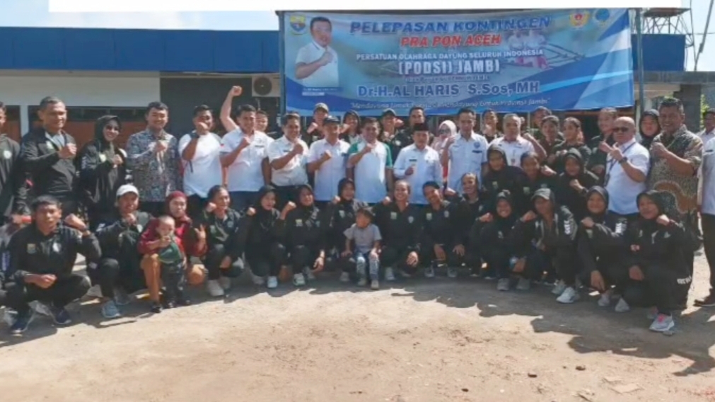 Al Haris saat pelepasan atlet dayung Jambi ikuti BK PON XXI di Karawang, Rabu (15/11)