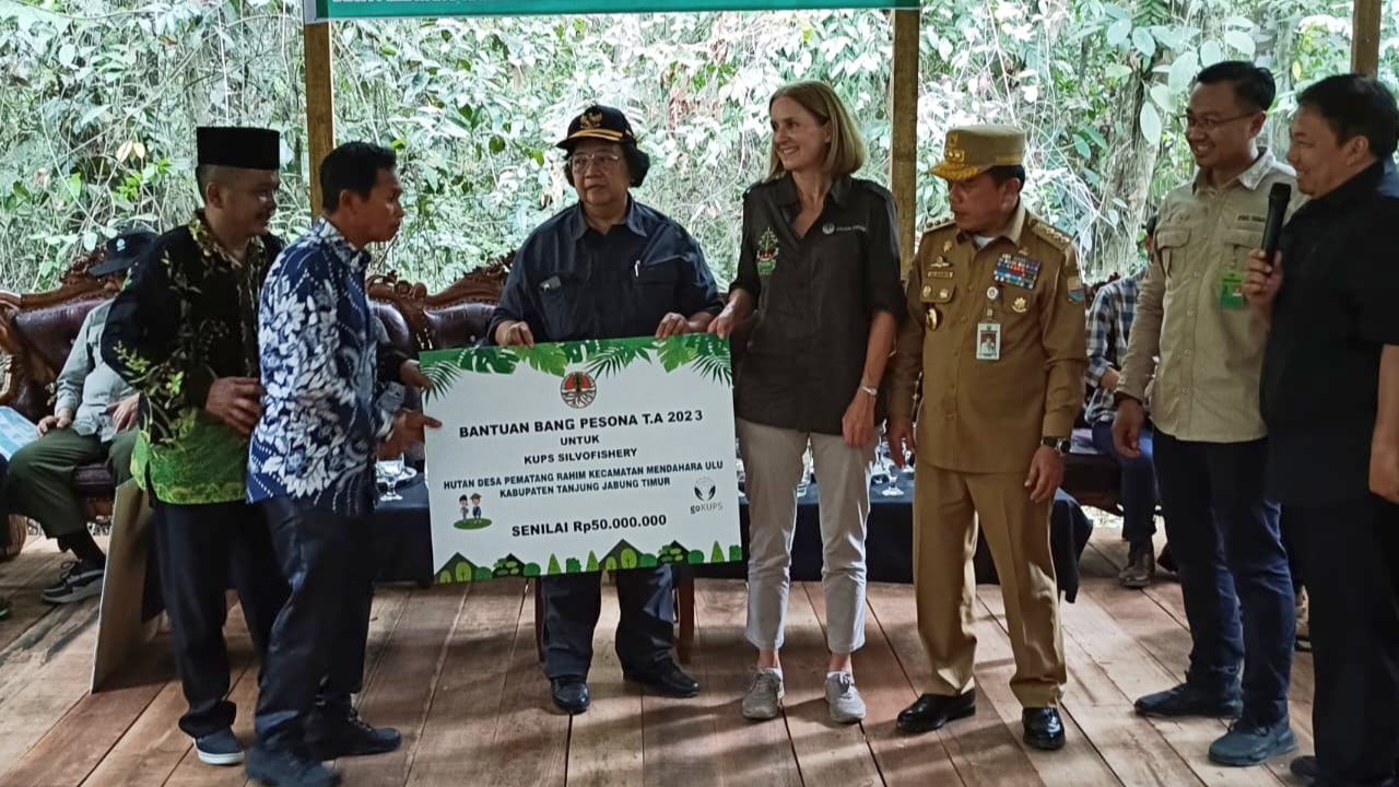 Siti Nurbaya didampingi Al Haris menyerahkan bantuan LUPS Pematang Rahim, Senin (20/11)