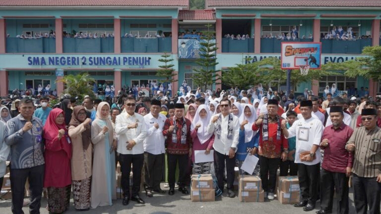 677 siswa di Kerinci dan Sungaipenuh terima bantuan pendidikan Dumisake, Jumat (24/11)
