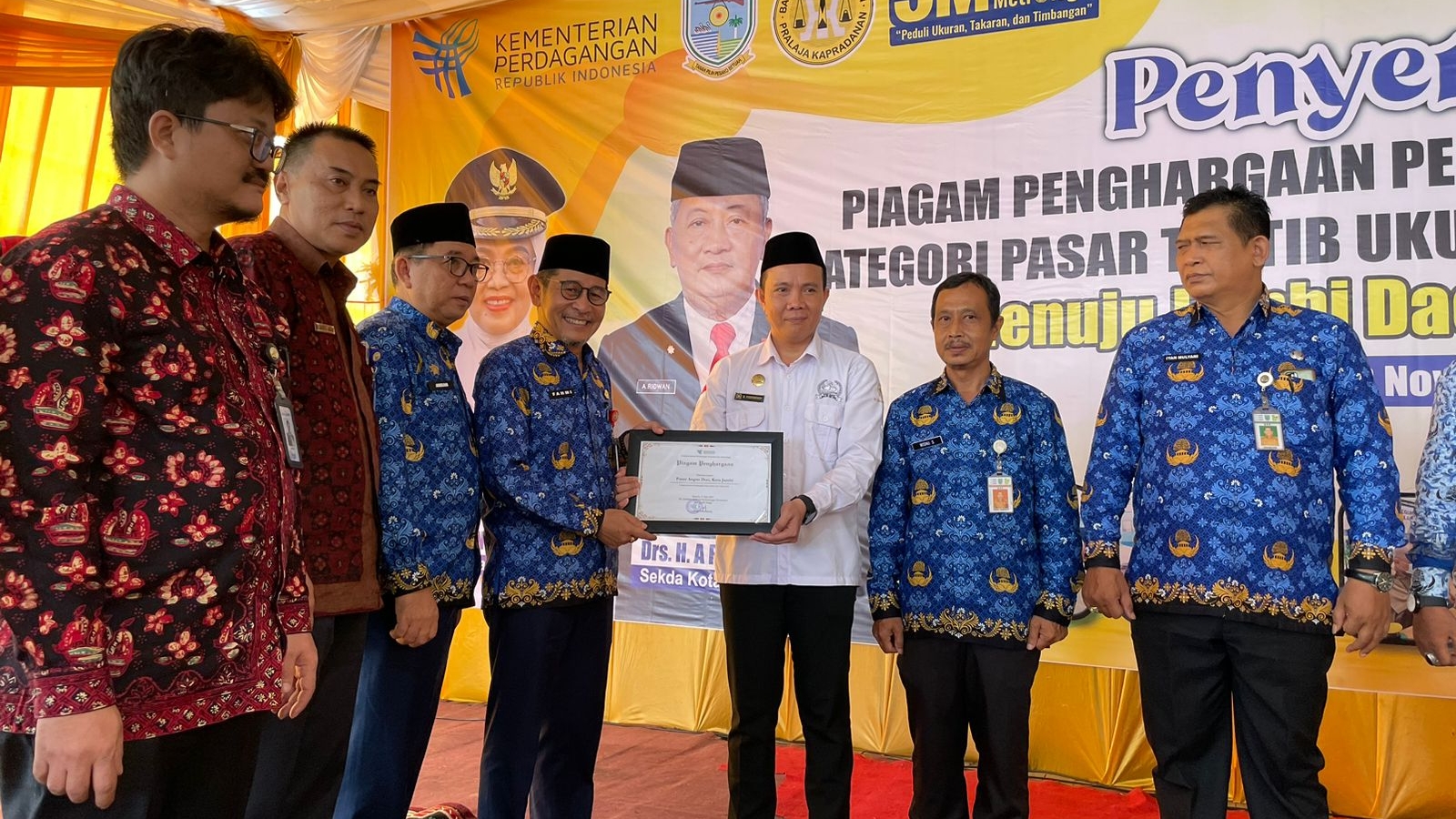 Purnomosidi saat terima penghargaan Pasar Tertib Ukur Kota Jambi tahun 2022, Kamis (30/11)