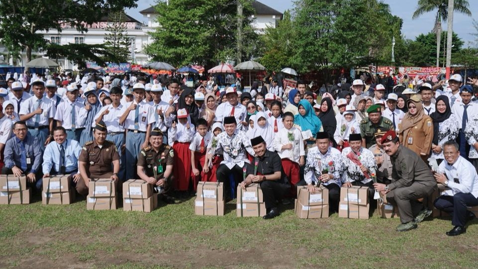 Al Haris serahkan bantuan pendidikan untuk 1.400 siswa Kota Jambi dan Muaro Jambi, Senin (4/12)
