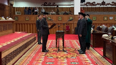 Edi Purwanto lantik Al Mushari dan Rukiya Alfa Robi jadi PAW di DPRD Jambi, Minggu (17/12)
