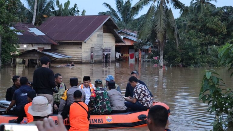 Gubernur Al Haris tinjau korban terdampak banjir di Bungo, Sabtu (23/12)