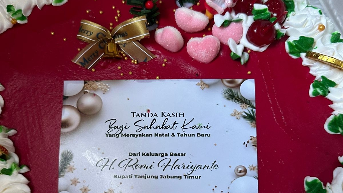 Tanda kasih di Natal 2023 dari Bupati Tanjab Timur, Romi Hariyanto 