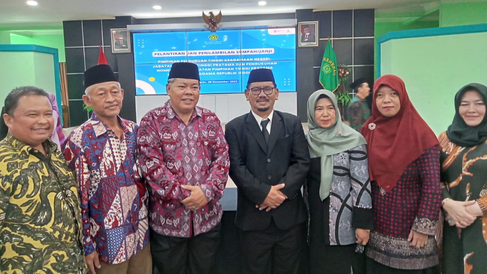 As'ad Isma (tengah pakai jas) dilantik jadi Rektor UIN STS Jambi
