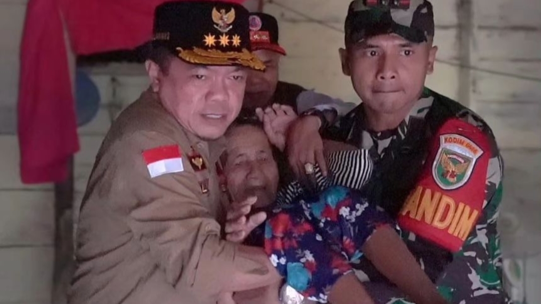 Al Haris turun langsung evakuasi lansia korban banjir di Tebo