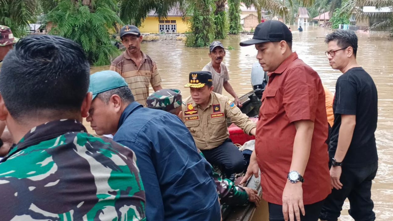 Ansori dampingi Gubernur Jambi tinjau banjir ke Sumay, Rabu (3/1)