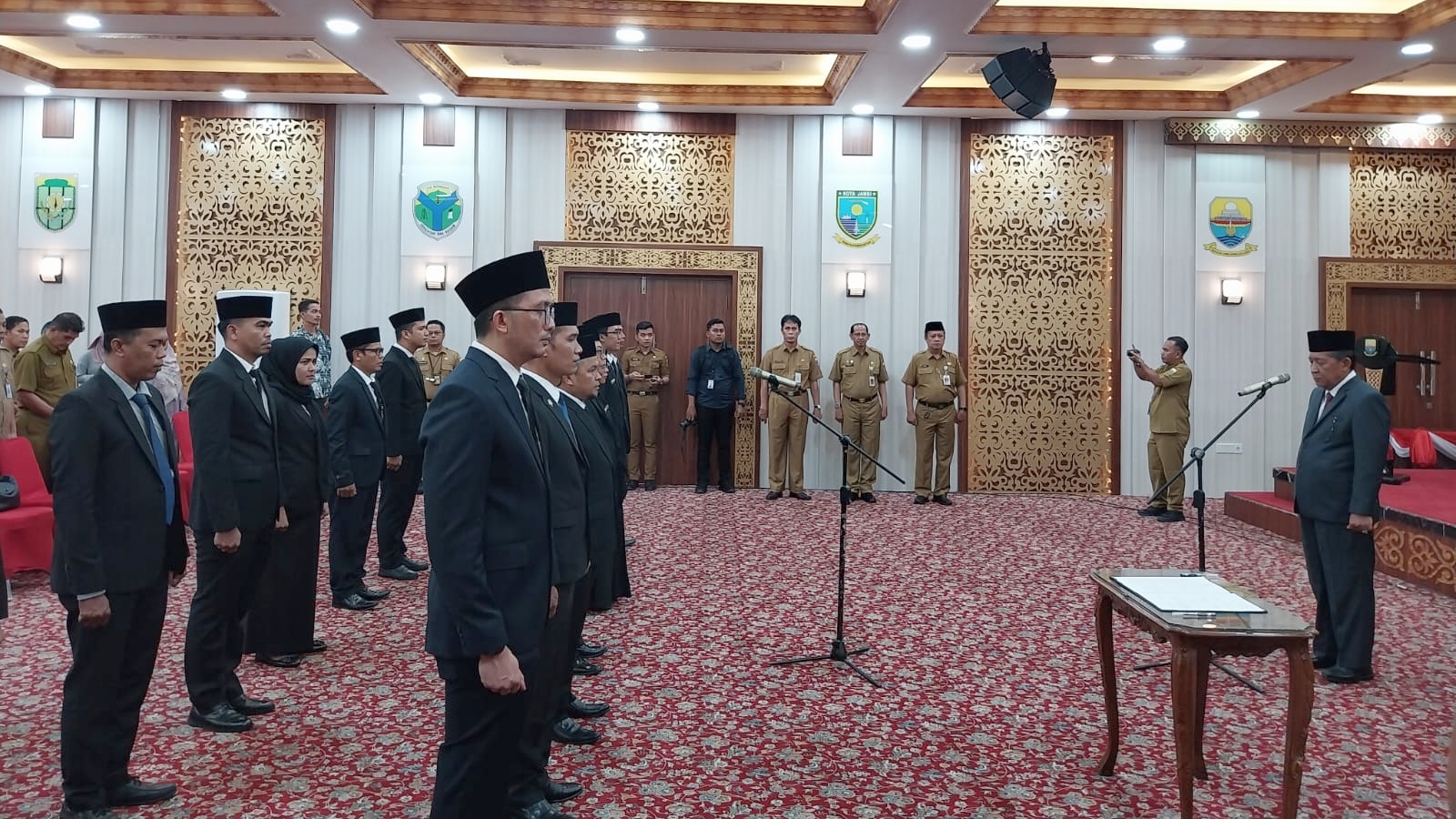 Abdullah Sani lantik 14 pejabat eselon III dan IV di Ruang Pola Kantor Gubernur Jambi, Senin (8/1)