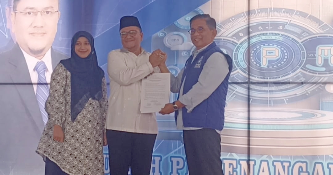 H. Bakri menyerahkan SK rekomendasi DPP PAN kepada dr Maulana di Pilwako Jambi 2024, Sabtu (13/1)