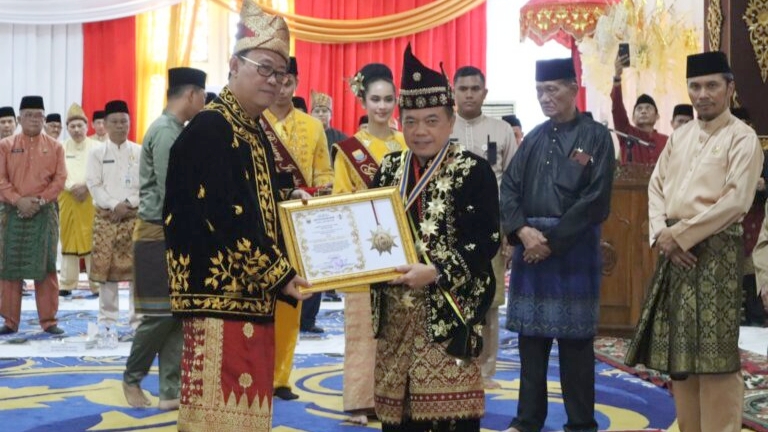 Al Haris saat penganugerahan gelar kehormatan adat Ahmadi Noor Supit dari LAM Jambi, Senin (15/1)