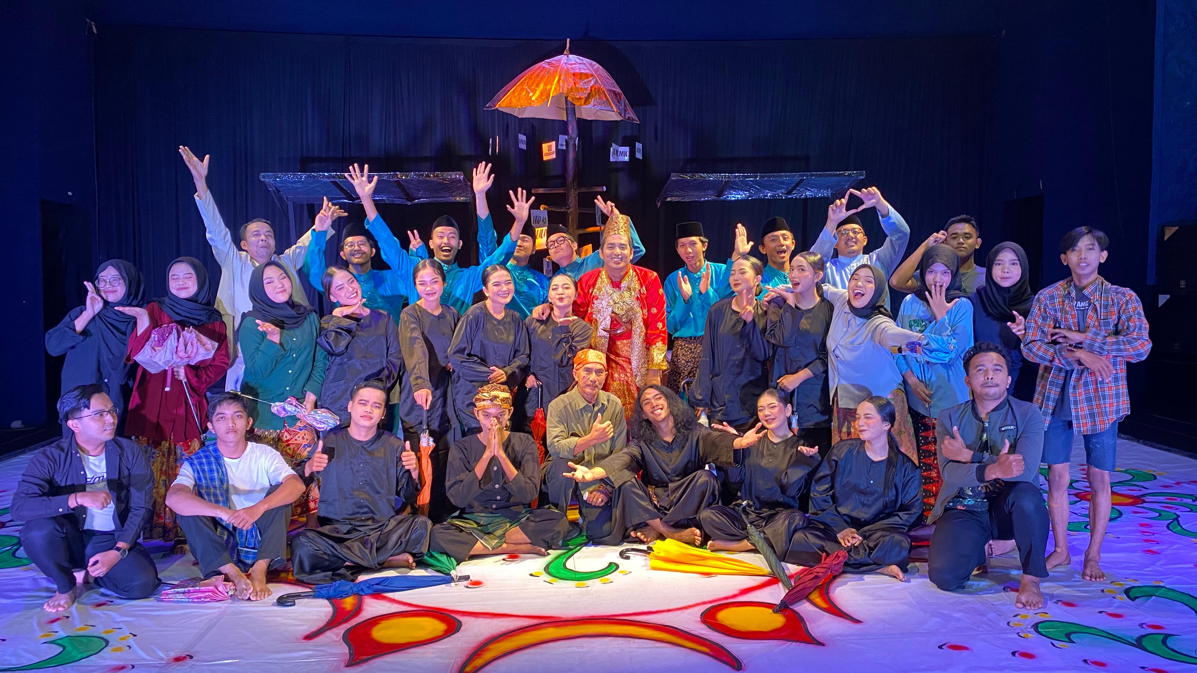 Teater Tonggak hadirkan pagelaran Payung Teduh karya Didin Siroz di TBJ, Minggu (14/1)